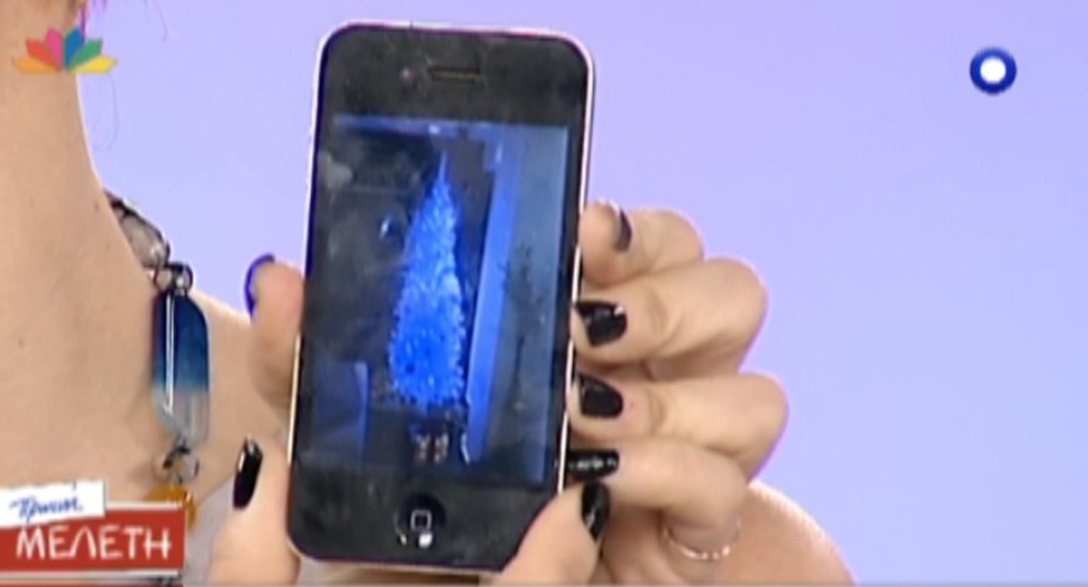 Η Ελεονώρα μας δείχνει το χριστουγεννιάτικο δέντρο της