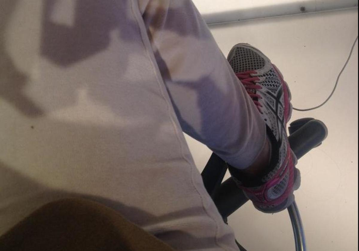 Ελληνίδα παρουσιάστρια ειδήσεων έβγαζε φωτογραφίες την ώρα του δελτίου και τις ανέβαζε στο twitter!