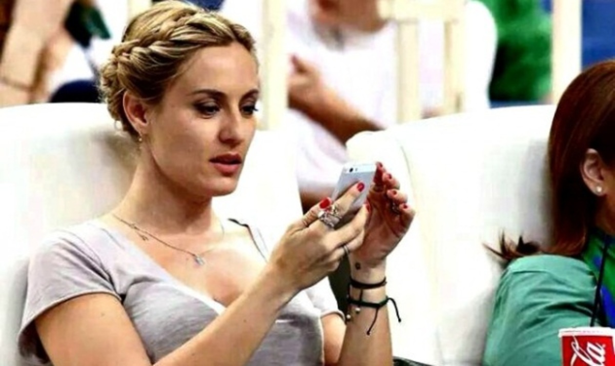 Ελεονώρα Μελέτη: Προκάλεσε πανικό στο γήπεδο! Το πανό που σήκωσαν οι οπαδοί για τα κάλλη της!