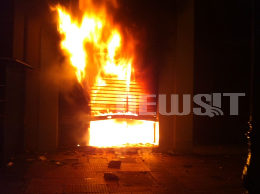 ΤΩΡΑ: Στις φλόγες καταστήματα και τράπεζες στο κέντρο της Αθήνας – ΣΥΝΕΧΗΣ ΕΝΗΜΕΡΩΣΗ