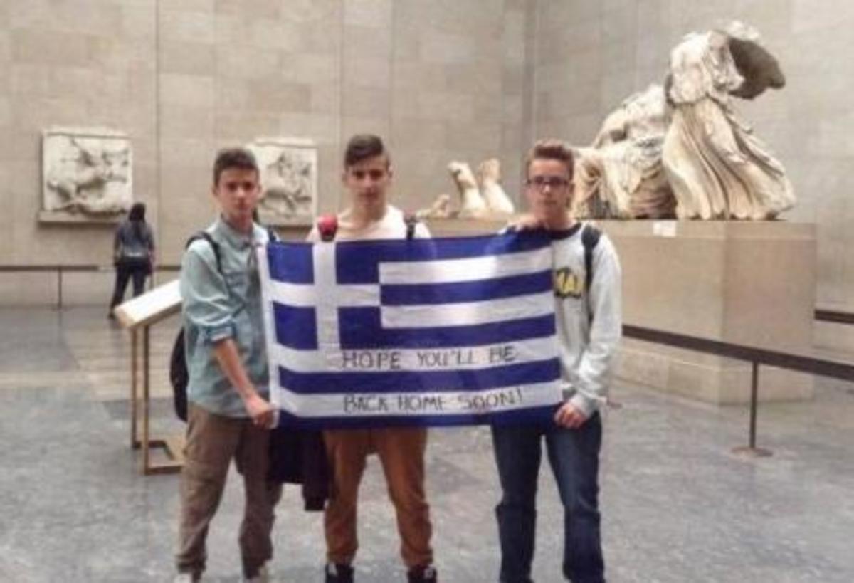 ΦΩΤΟ: Πατρινοί μαθητές ύψωσαν την ελληνική σημαία μπροστά από τα Ελγίνεια!