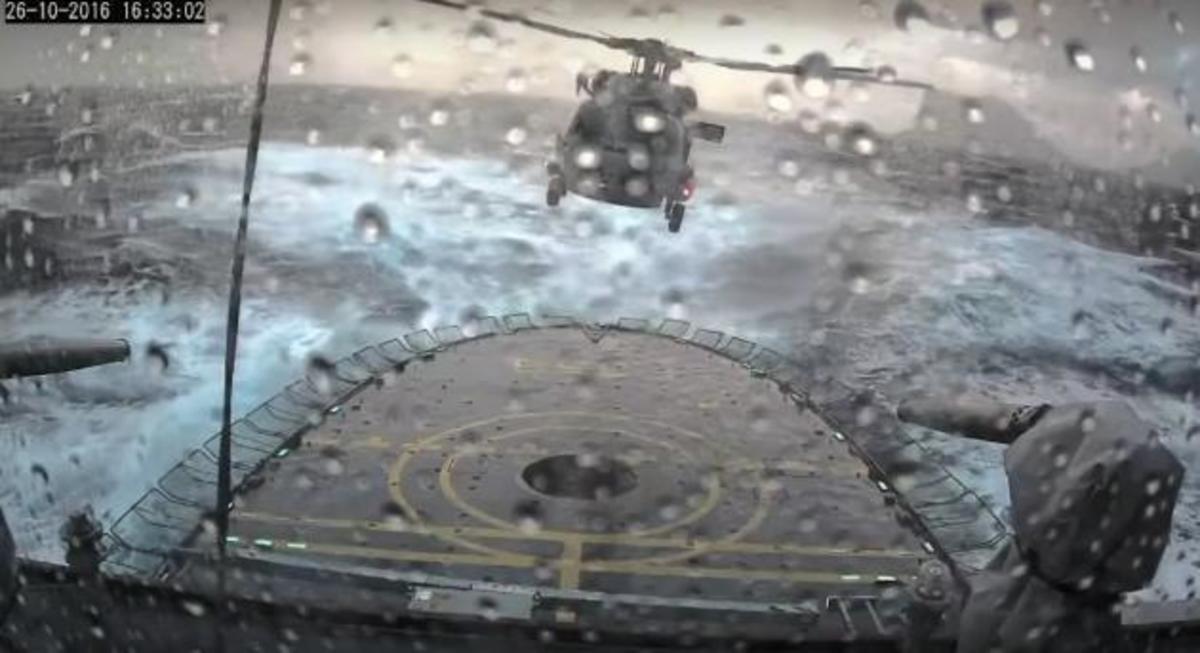 Θρίλερ με την προσνήωση ελικοπτέρου σε τρικυμία! [vid]