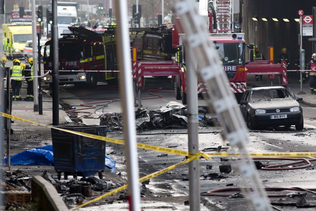 Τραγωδία στο Λονδίνο – Δυο νεκροί από τη συντριβή ελικοπτέρου κοντά στο κτίριο της MI6 και της πρεσβείας των ΗΠΑ