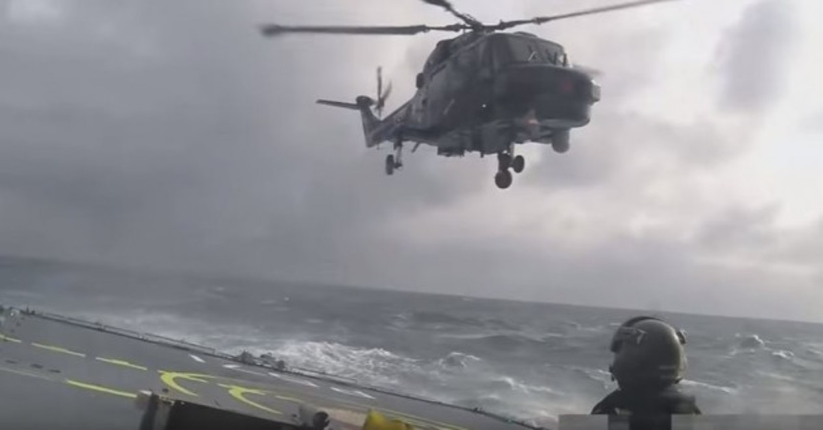 Ελικόπτερο δίνει μάχη με τα κύματα! Συγκλονιστικό βίντεο