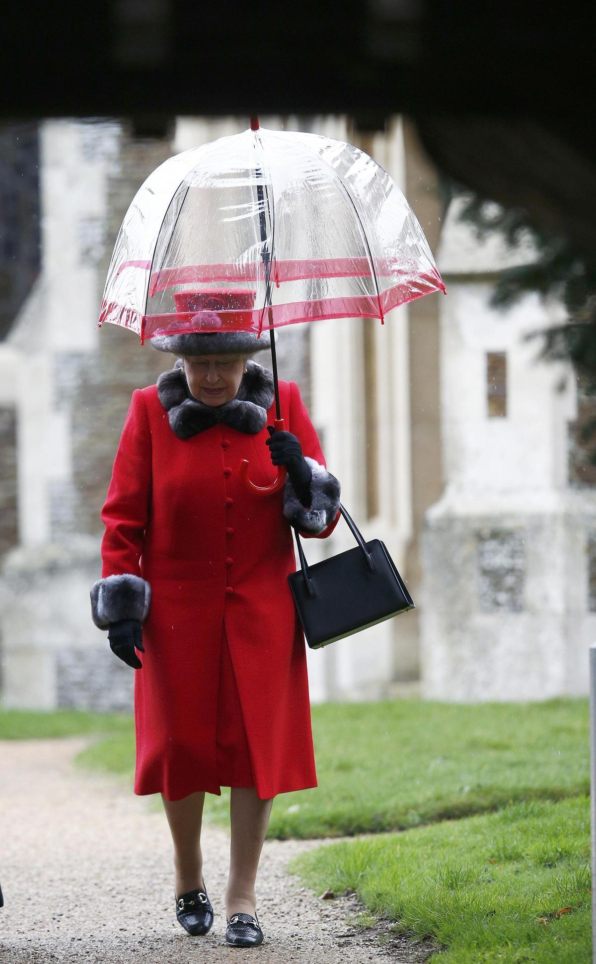 “Στόλισαν”… χριστουγεννιάτικα τη βασίλισσα Ελισάβετ!