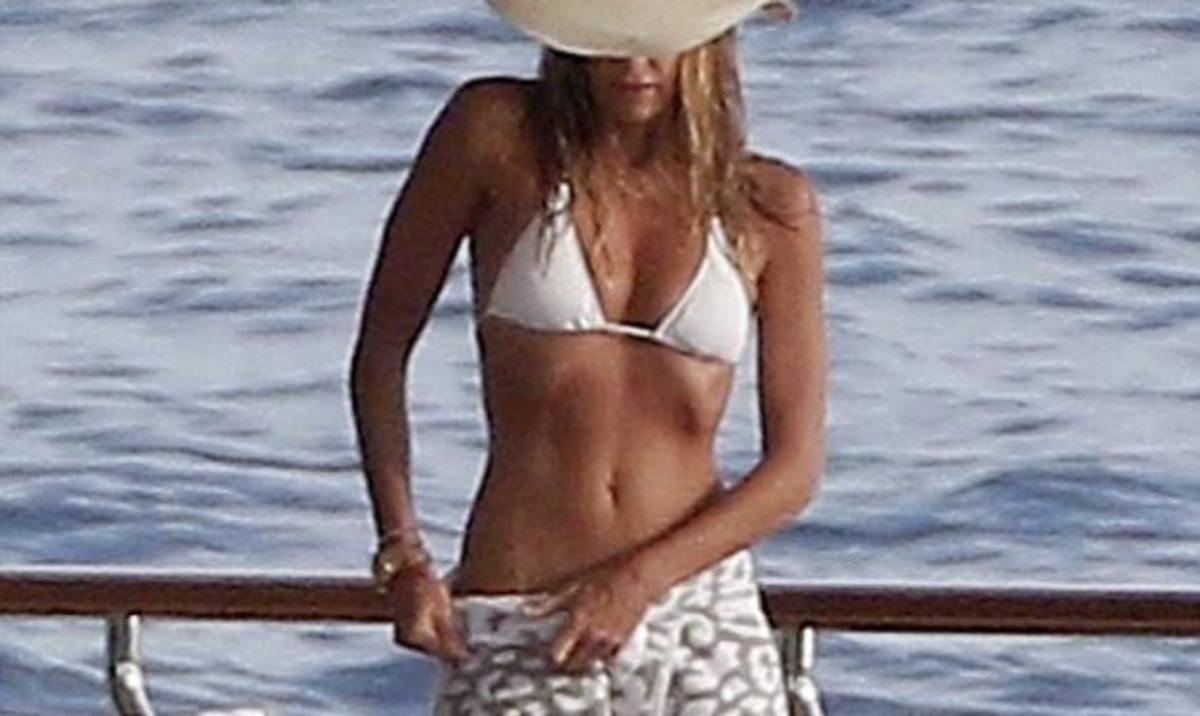 Elle Macpherson: Κόβει ανάσες στα 51 της με το μικροσκοπικό της μπικίνι! Φωτογραφίες