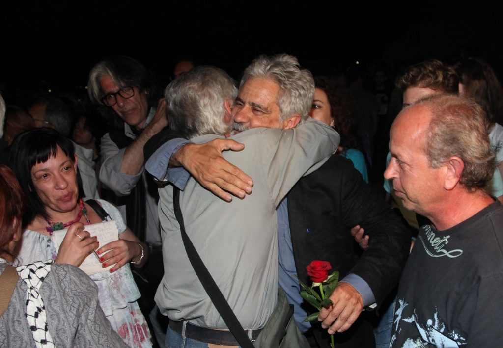 Οι έλληνες χάνονται στην αγκαλιά των συγγενών τους ΦΩΤΟ EUROKINISSI