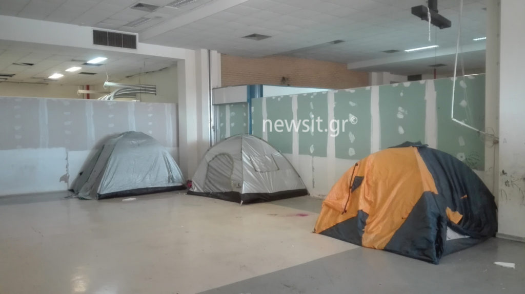 Εγκαταλείπουν το Ελληνικό οι πρώτοι πρόσφυγες – Εκκενώνεται η δομή μέχρι την Κυριακή