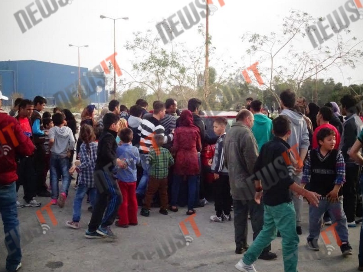 Στο έλεος του θεού οι πρόσφυγες με το κράτος ανοργάνωτο – Απίστευτες σκηνές στο Ελληνικό – Εθελοντές θέλουν να προσφέρουν αλλά φοβούνται