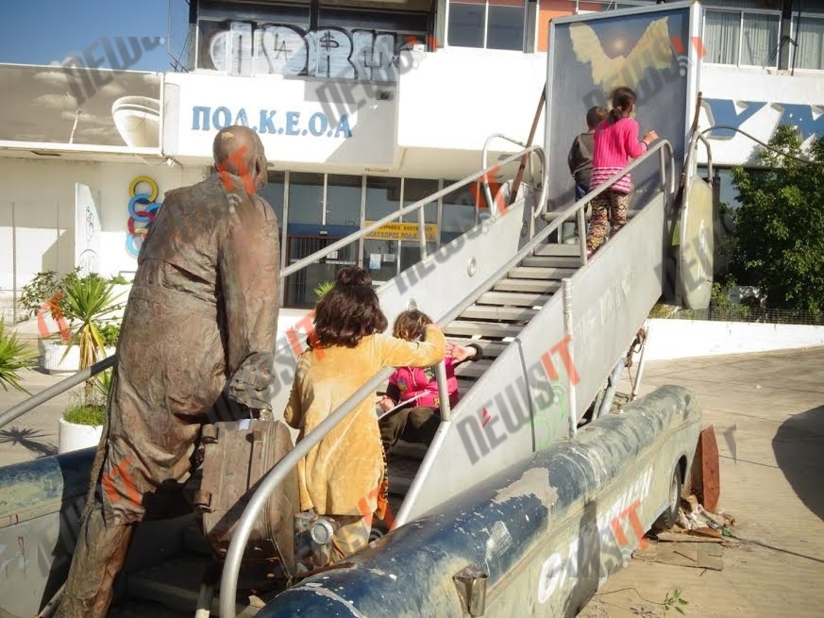 Άτυπο κέντρο φιλοξενίας το Ελληνικό! Όσοι πρόσφυγες δεν πάνε… ποδαράτο στην Ειδομένη μένουν στο παλιό αεροδρόμιο