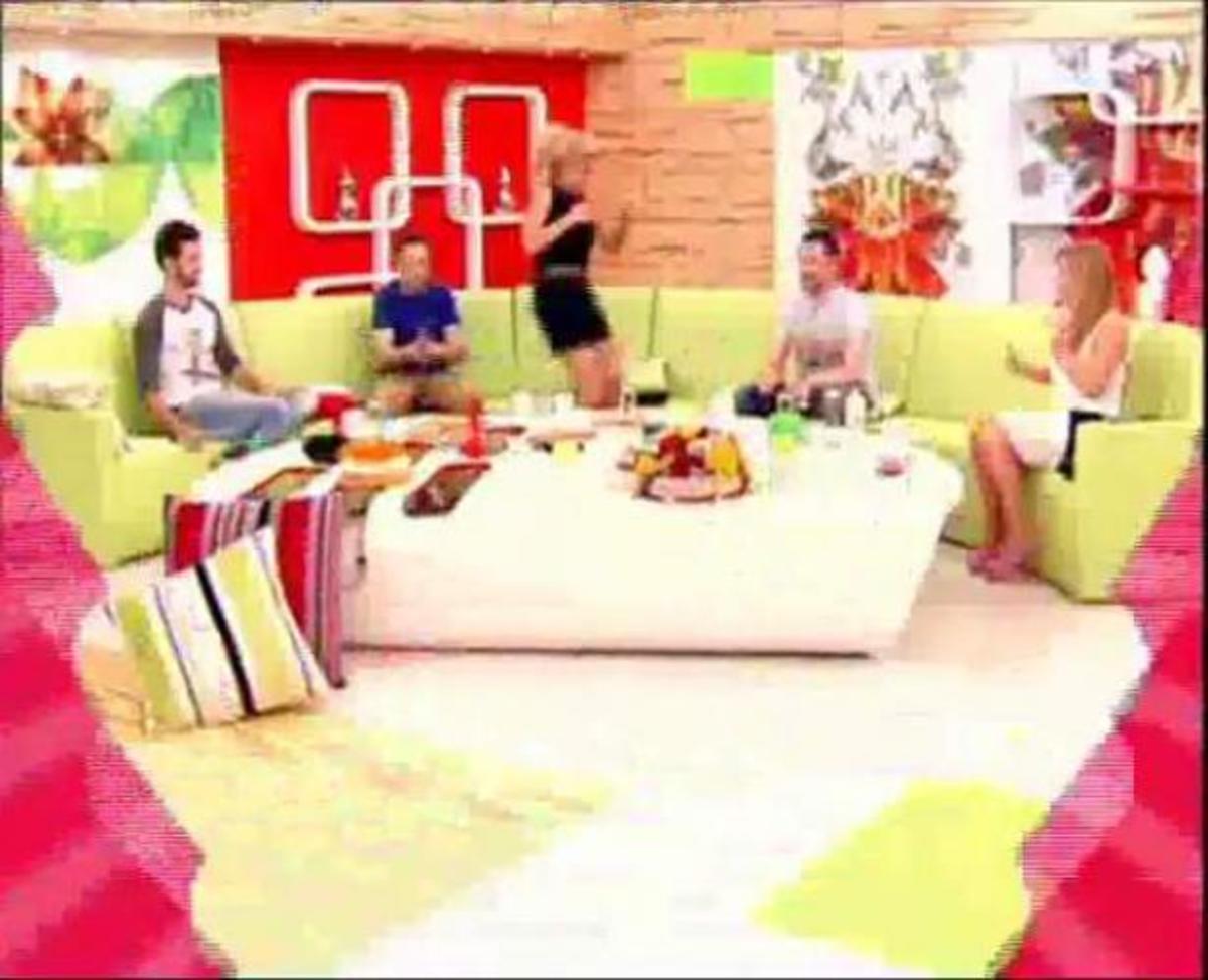 Γιατί έτρεχε να προλάβει η Έλενα Παπαβασιλείου ; Πανικός στο πλατώ!