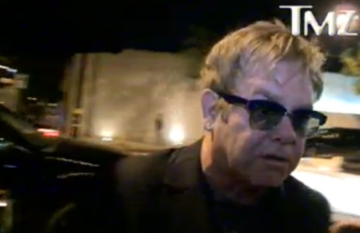 Η επίθεση του Elton John στα τηλεοπτικά συνεργεία