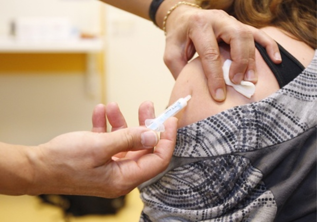 Ιατρικός Σύλλογος: Δεν υπάρχουν εμβόλια για ανασφάλιστους