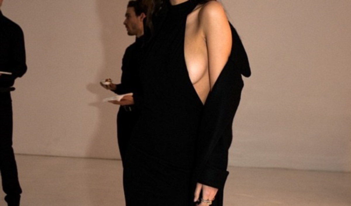 Μοίρασε εγκεφαλικά με το αποκαλυπτικό της φόρεμα!