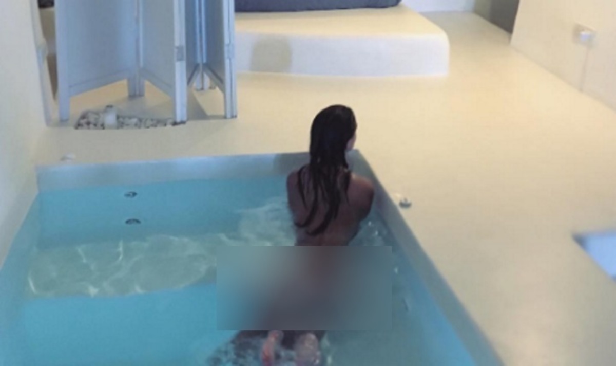 Ολόγυμνη στο Instagram η γνωστή καλλονή! Τα πέταξε όλα και βούτηξε στην πισίνα της στη Σαντορίνη!