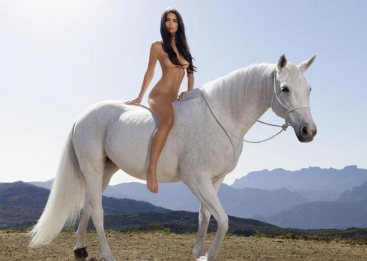 Emily Ratajkowski: H 25χρονη σέξι ηθοποιός φωτογραφίζεται ολόγυμνη και ρίχνει το διαδίκτυο!