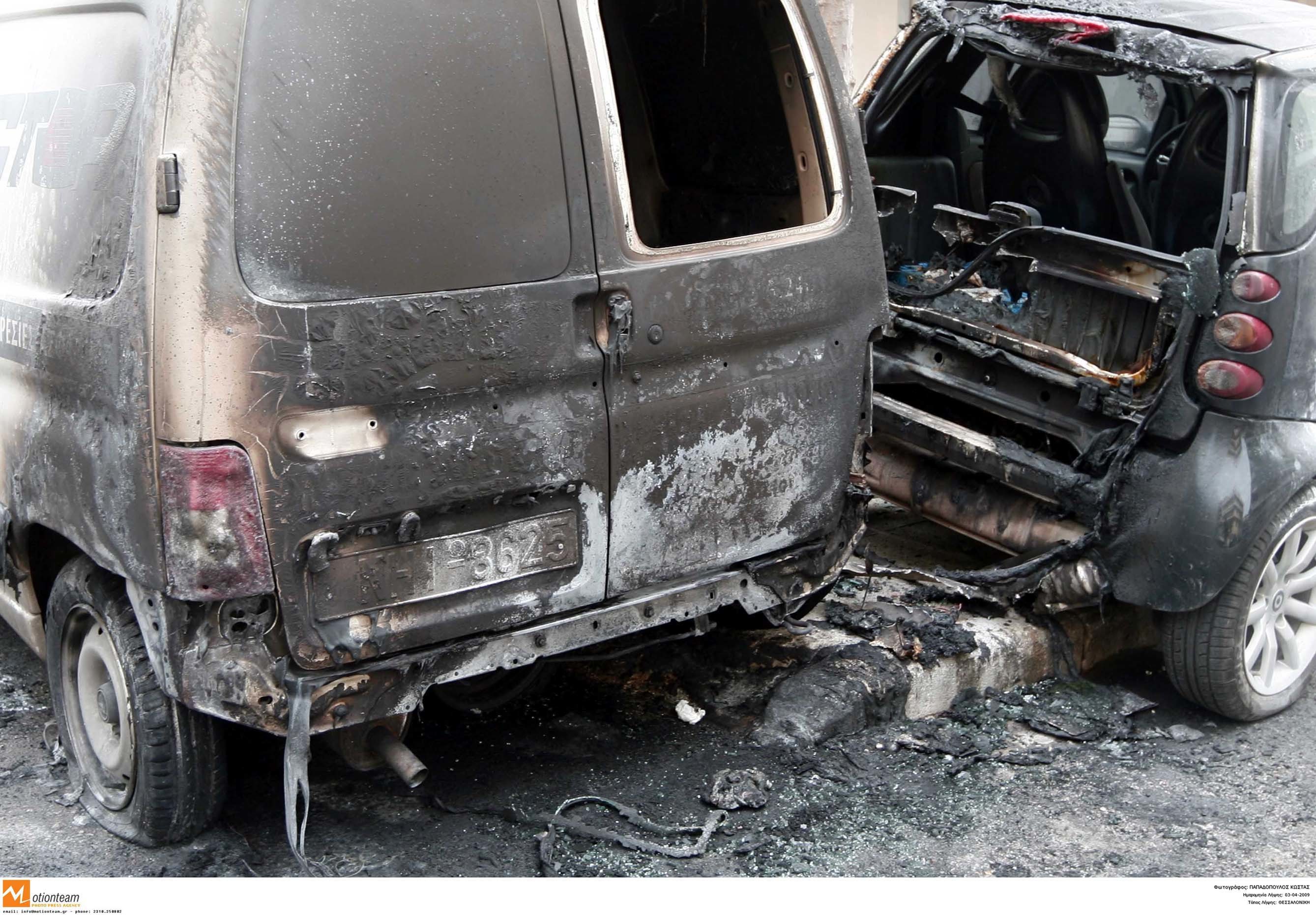 Εφιαλτική νύχτα στη Ν. Σμύρνη – Πυρπόλησαν 4 αυτοκίνητα