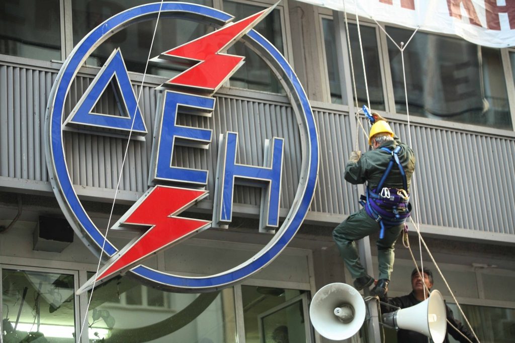 Στον εναερίτη της φωτογραφίας έκοψαν 35% από τον μισθό του. Σε άλλους που είναι στα ψηλά γραφεία αλλά δεν κινδυνεύουν δεν κόπηκε τίποτα!