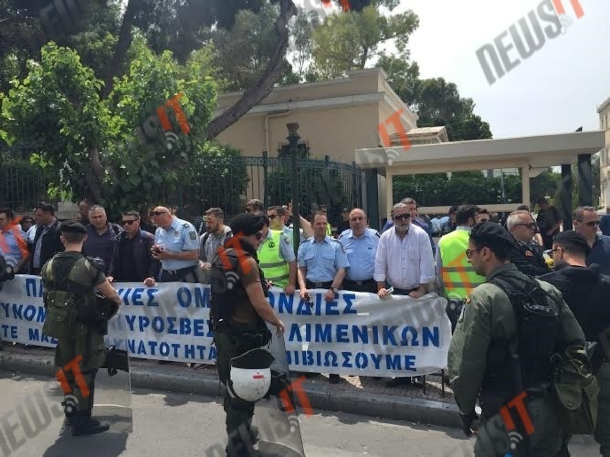 Σουρεάλ! Ένστολοι περικυκλωμένοι από ΜΑΤ! – ΦΩΤΟΓΡΑΦΙΕΣ