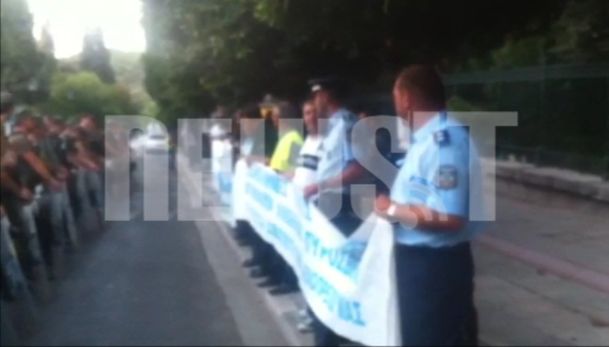 Διαμαρτυρία ενστόλων στο Μαξίμου