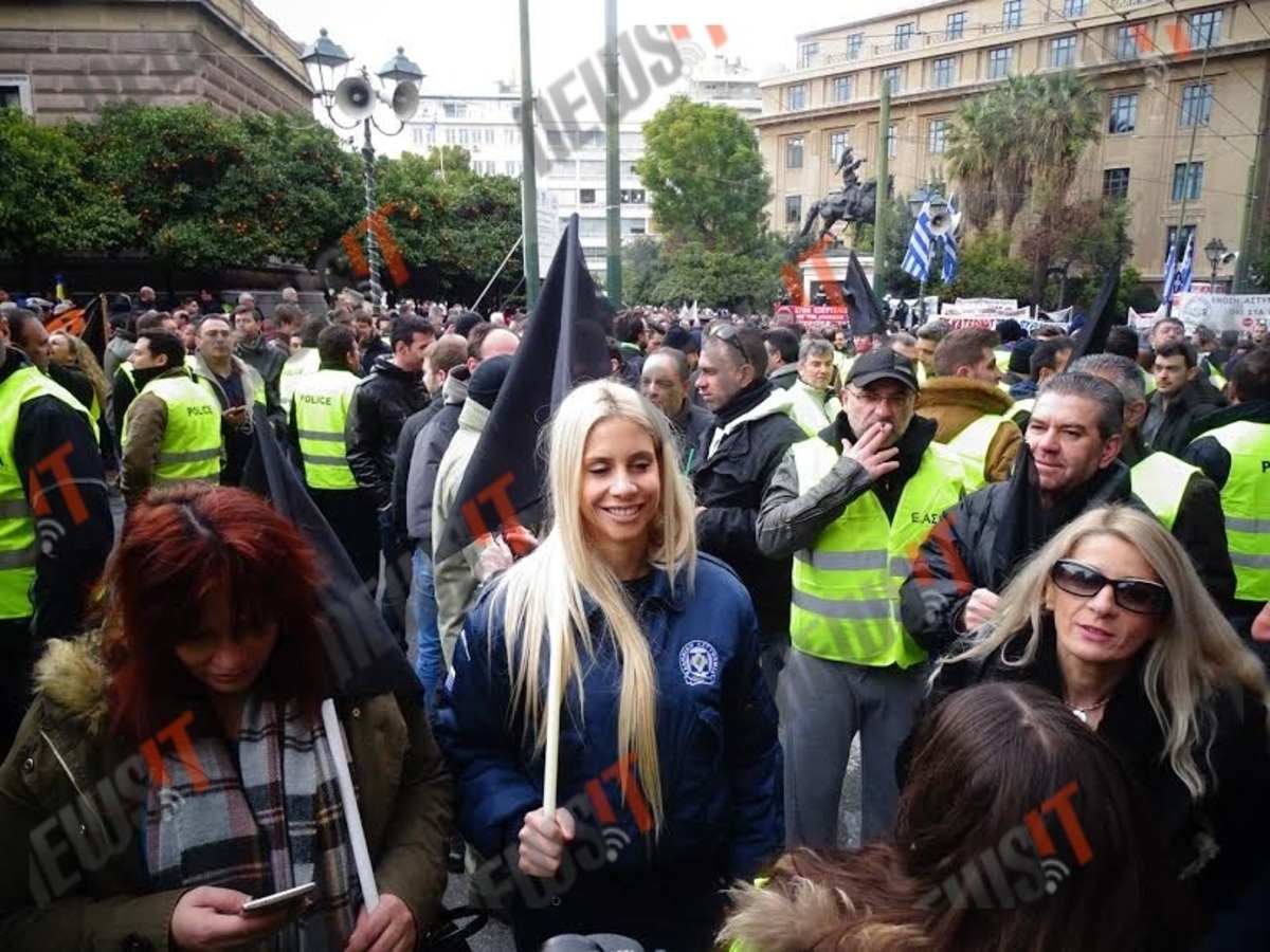 Πορεία ενστόλων: Χαλασμός με τις sexy αστυνομικίνες! (ΦΩΤΟ)