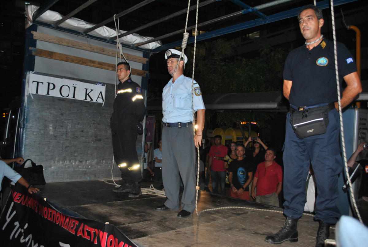 ΕΔΕ σε βάρος του αστυνομικού που “κρεμάστηκε” στο Σύνταγμα