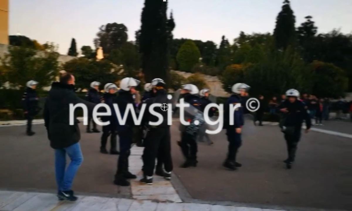 Ένταση έξω από Βουλή