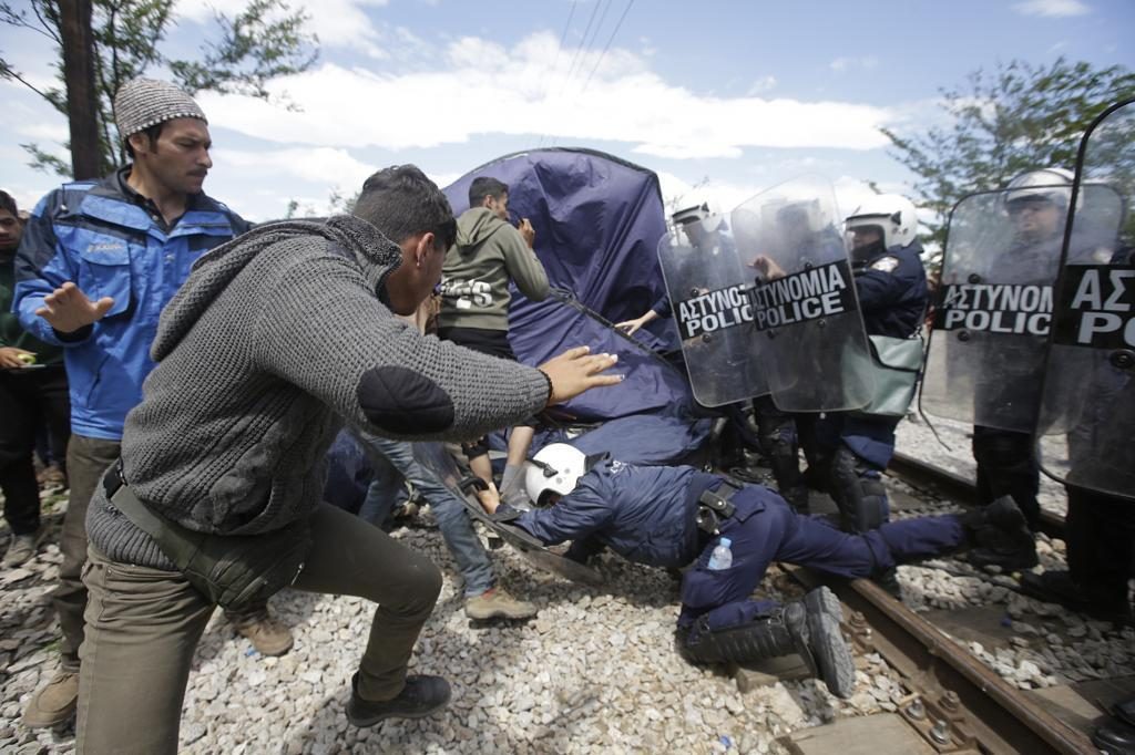 Από την ένταση που δημιουργήθηκε κατά τη διαμαρτυρία στο φράχτη - ΦΩΤΟ EUROKINISSI