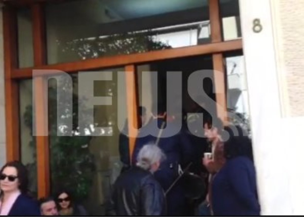 Επέμβαση στο γραφείο Μητσοτάκη