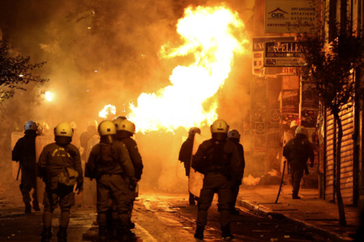 Φωτιές και πετροπόλεμος πάλι στα Εξάρχεια: 2 συλλήψεις