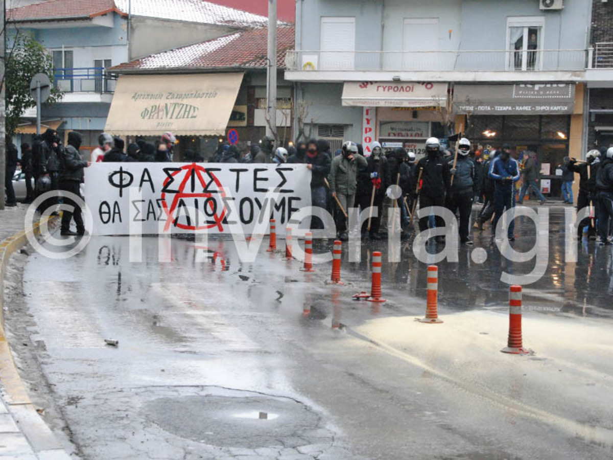 Καρέ καρέ τα επεισόδια στη Βέροια πριν τα εγκαίνια της Χρυσής Αυγής [pics, vid]