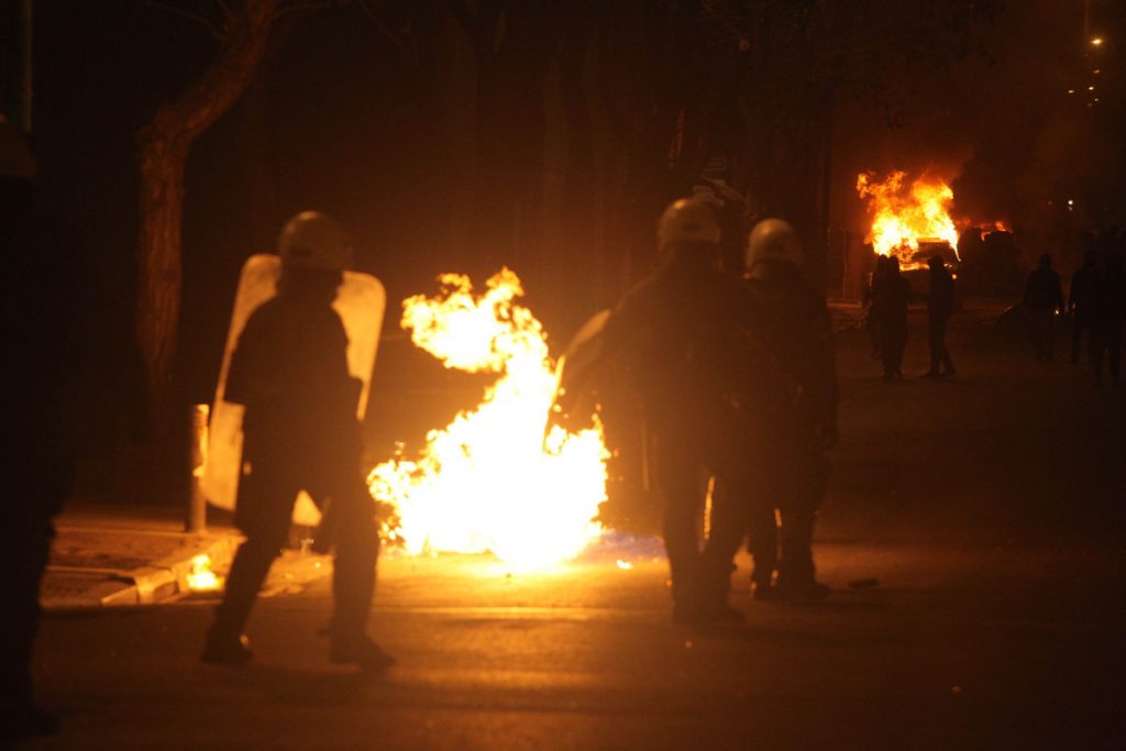 Ποινικές διώξεις με τον “κουκουλονόμο” για τα επεισόδια στα Εξάρχεια