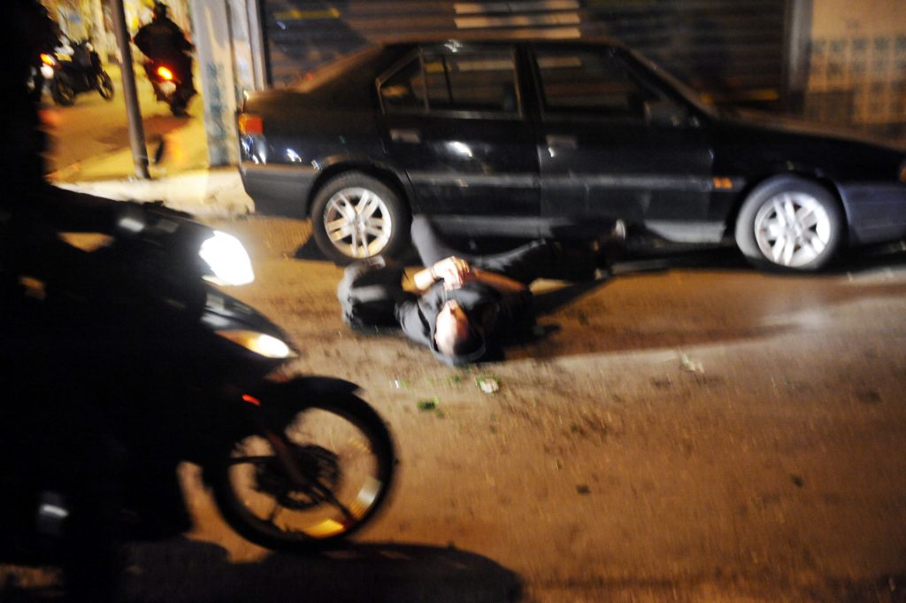 Άνδρες της ΔΕΛΤΑ αφήνουν τραυματισμένο πολίτη στα Εξάρχεια και φεύγουν (VIDEO)