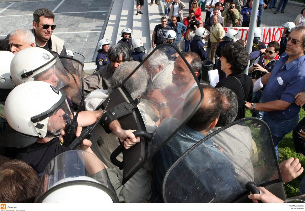 Έρευνα για τους Έλληνες: Στα όρια της κοινωνικής έκρηξης η κοινωνία