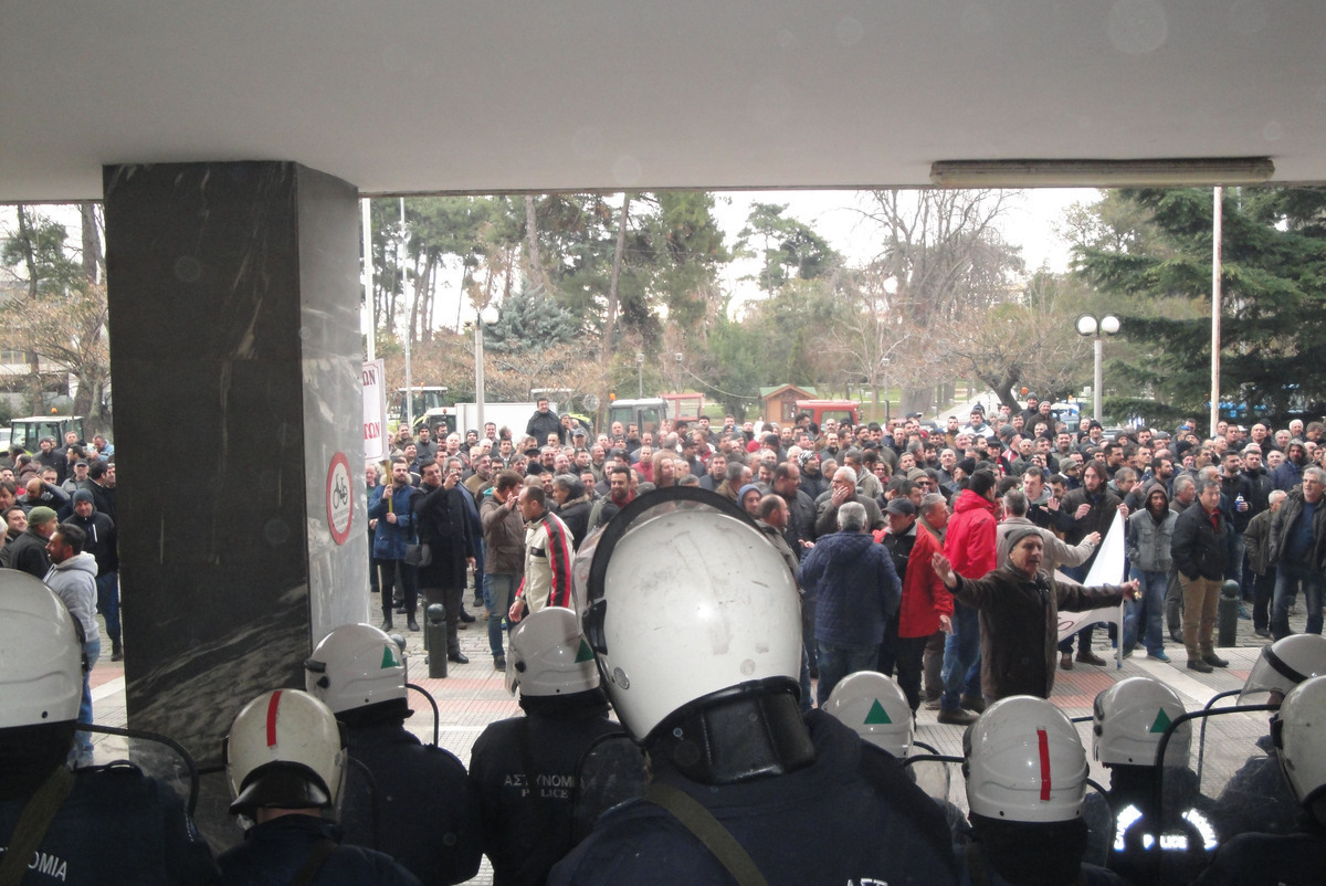 Αγρίεψαν οι αγρότες – Μπλόκα παντού – Κλείνουν την εθνική την Παρασκευή – Ξύλο και δακρυγόνα στην Κομοτηνή!