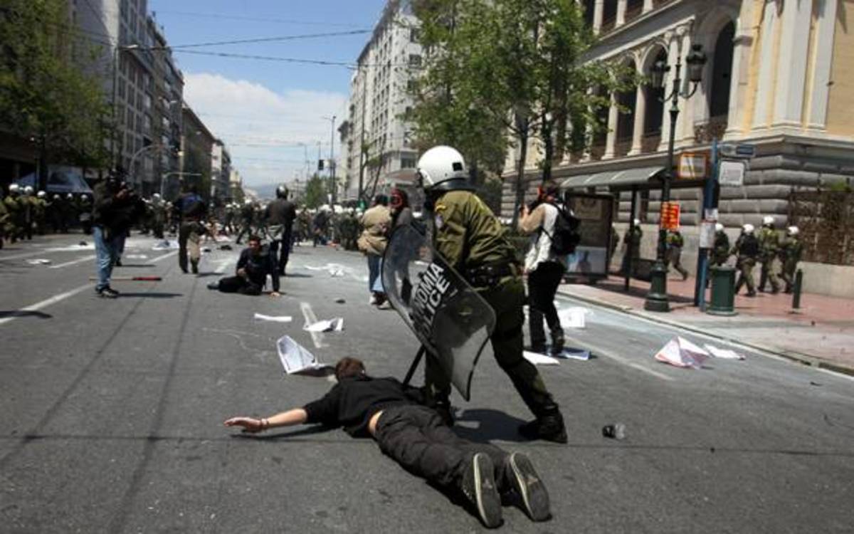 Το Economist προειδοποιεί για μεγάλο κίνδυνο κοινωνικών ταραχών στην Ελλάδα το 2014