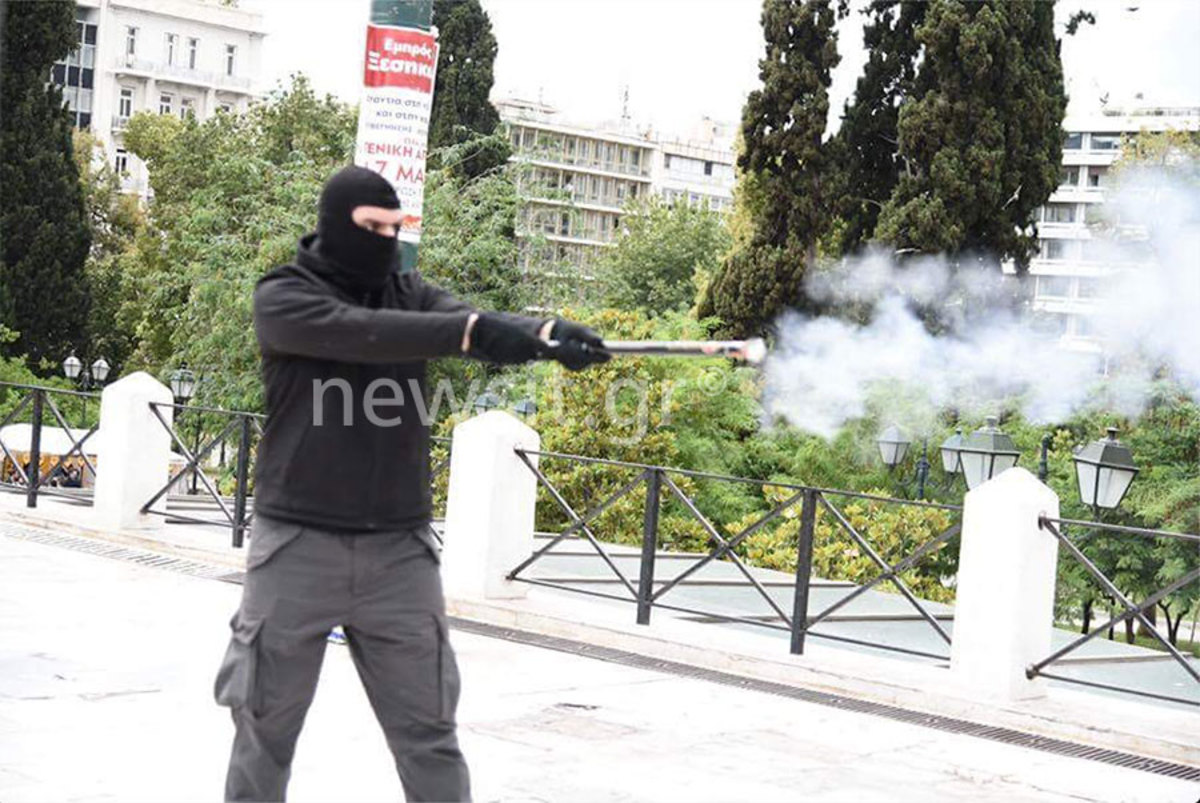 Οπλισμένοι με σφυριά κι αυτοσχέδια όπλα οι κουκουλοφόροι