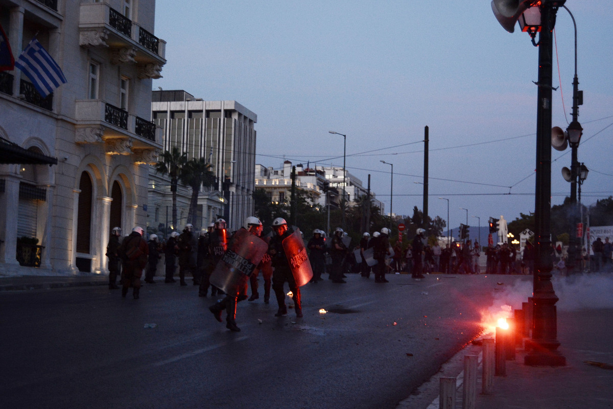 ΣΥΡΙΖΑ και υπουργείο κράζουν την ΕΛ.ΑΣ για τα επεισόδια στο Σύνταγμα
