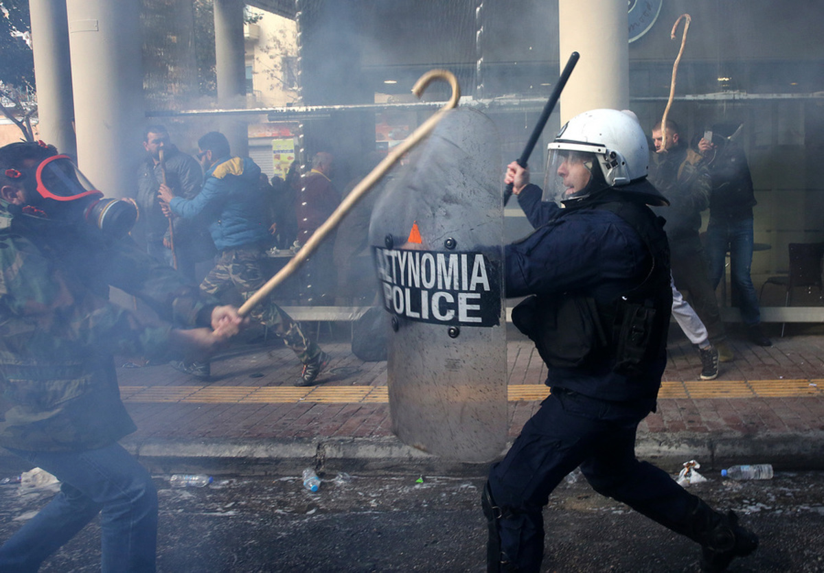 Άγριο ξύλο και χημικά αγροτών με ΜΑΤ! Έσπασαν τις κλούβες με τις κατσούνες, έκαψαν κάδους