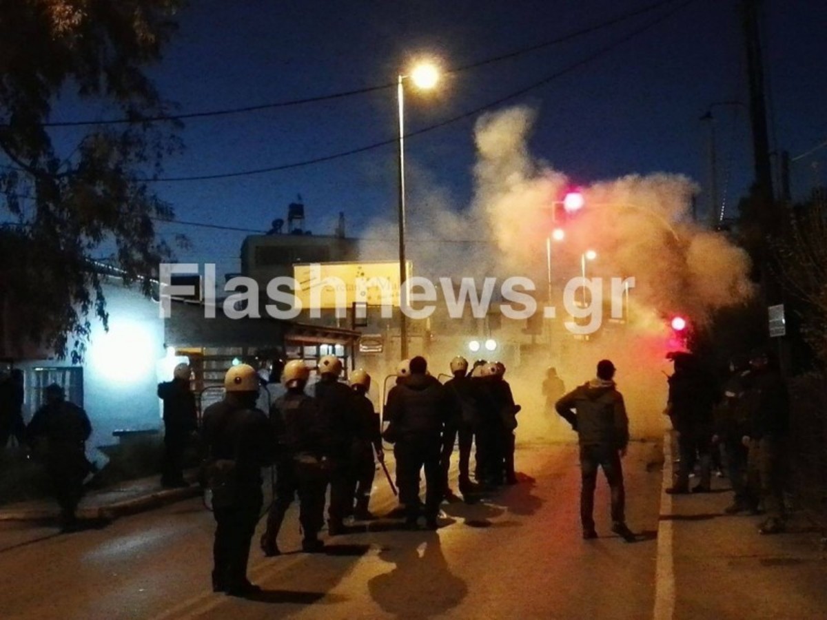 Πετροπόλεμος και χημικά έξω από τα γραφεία της Χρυσής Αυγής στη Σούδα [pics, vids]