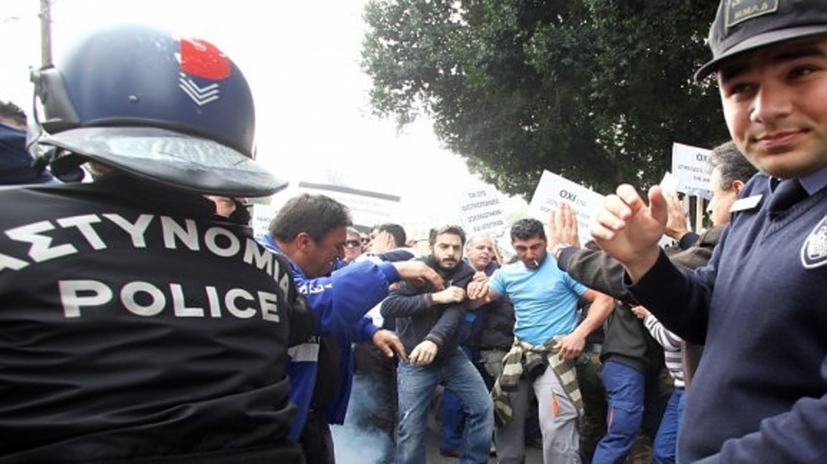 Σε εμπόλεμη ζώνη μετατράπηκε η Βουλή – Μάχη απεργών ΑΗΚ και Αστυνομίας με πέτρες και κροτίδες – Συνεχίζεται η συνεδρία της Επιτροπής Οικονομικών