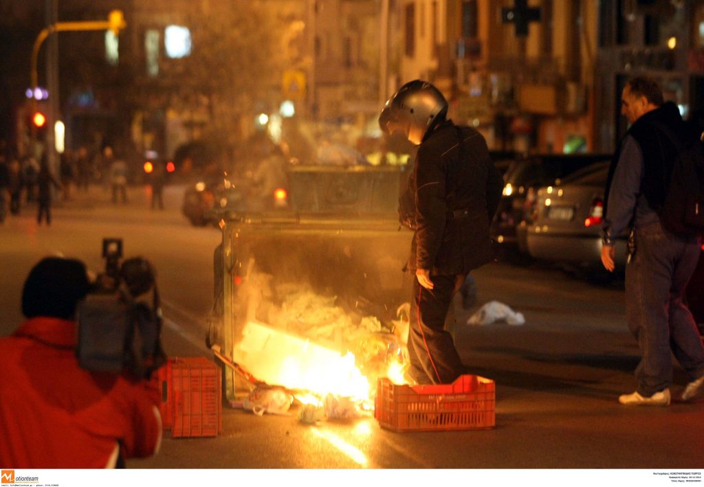42 συλλήψεις για τα επεισόδια σε Αθήνα και Θεσσαλονίκη