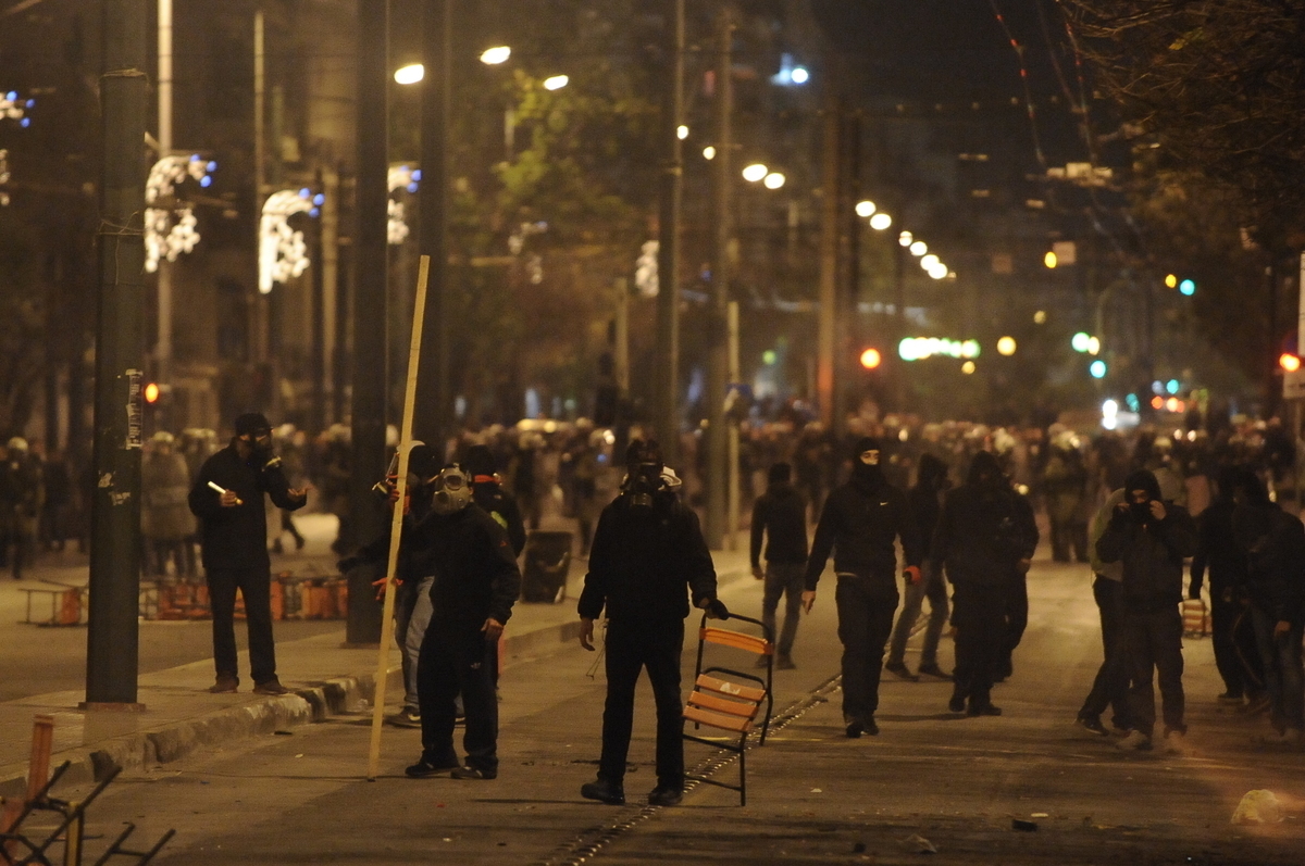 Πολυτεχνείο επεισόδια: Το “κρατίδιο των Εξαρχείων” ντρόπιασε την επέτειο και έκαψε την Αθήνα