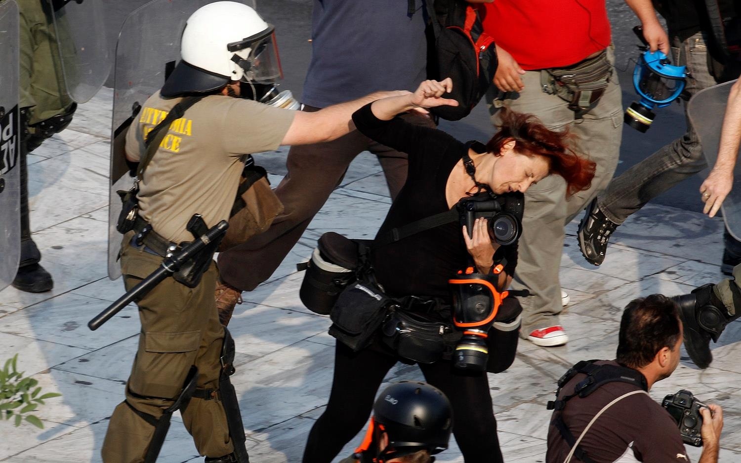 Η Τατιάνα Μπόλαρη είναι μία από τις φωτορεπόρτερ που δέχθηκε επίθεση από τα ΜΑΤ