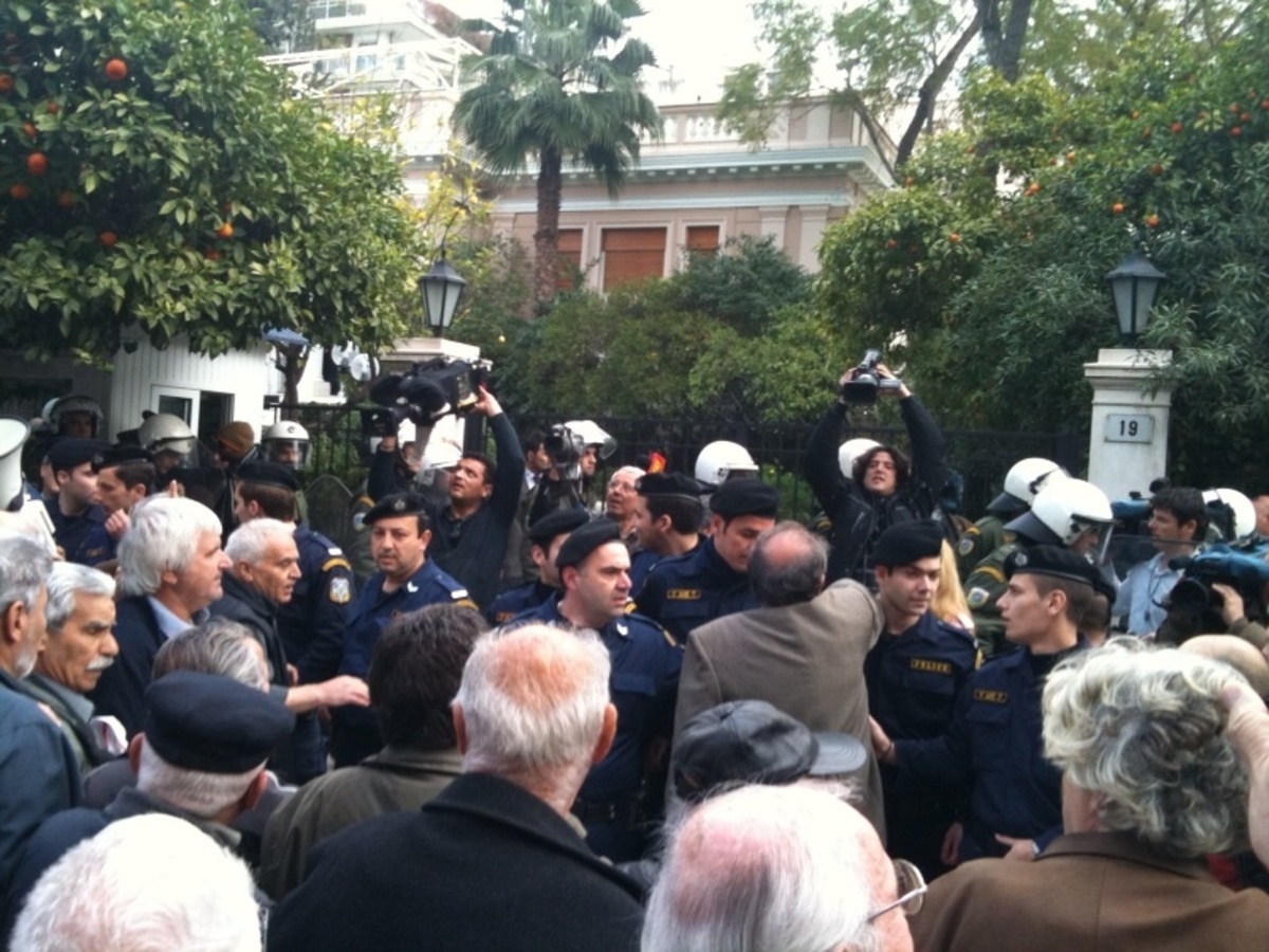 ΩΡΑ 11.40 Συνταξιούχοι προσπαθούν να σπάσουν τον αστυνομικό κλοιό