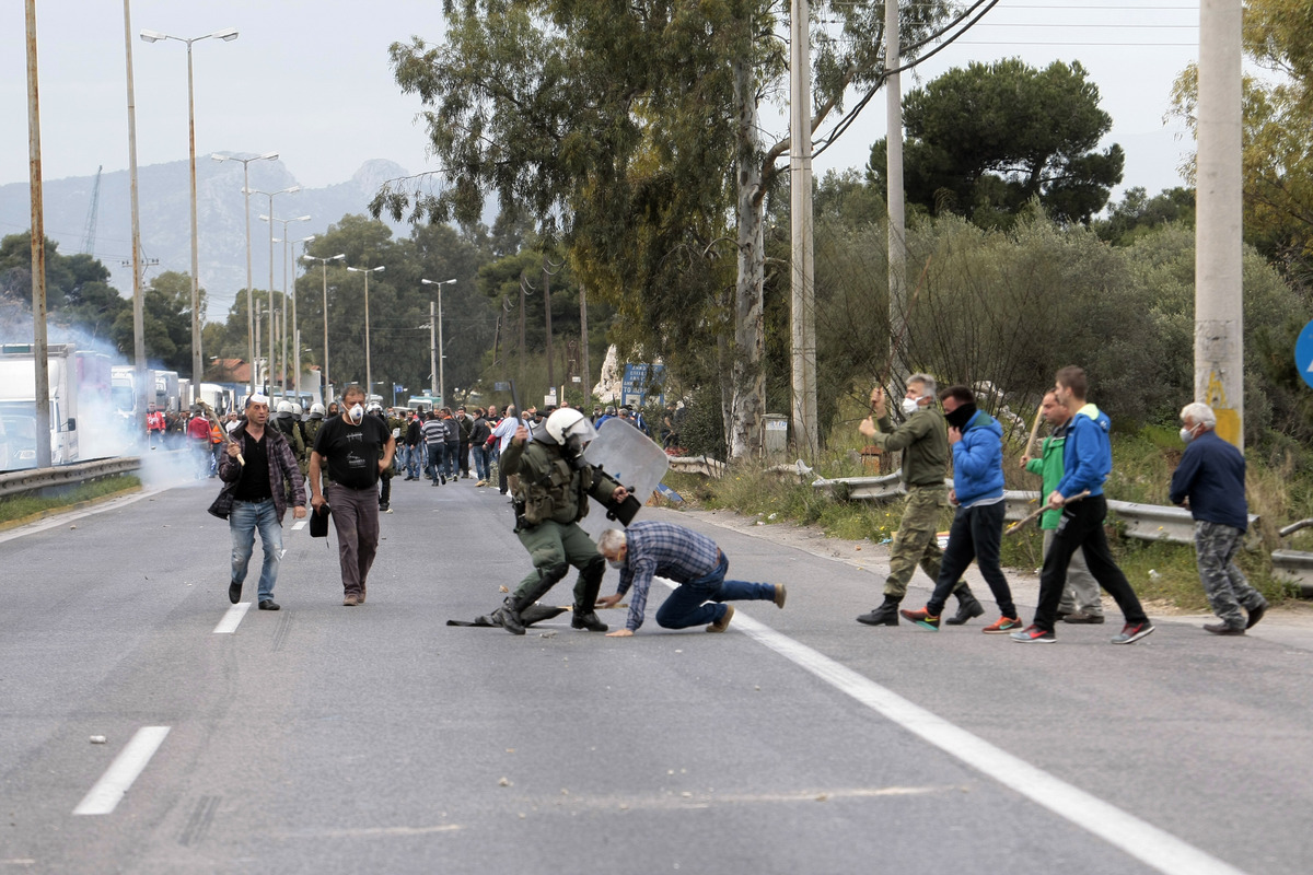 Αγρότες στην Αθήνα – LIVE: Η πολιορκία της Αθήνας! Σε θέση μάχης οι Κρητικοί – Σκηνές στο Σύνταγμα – Επεισόδια στο Χαϊδάρι – Τόσκας: Είναι χρυσαυγίτες