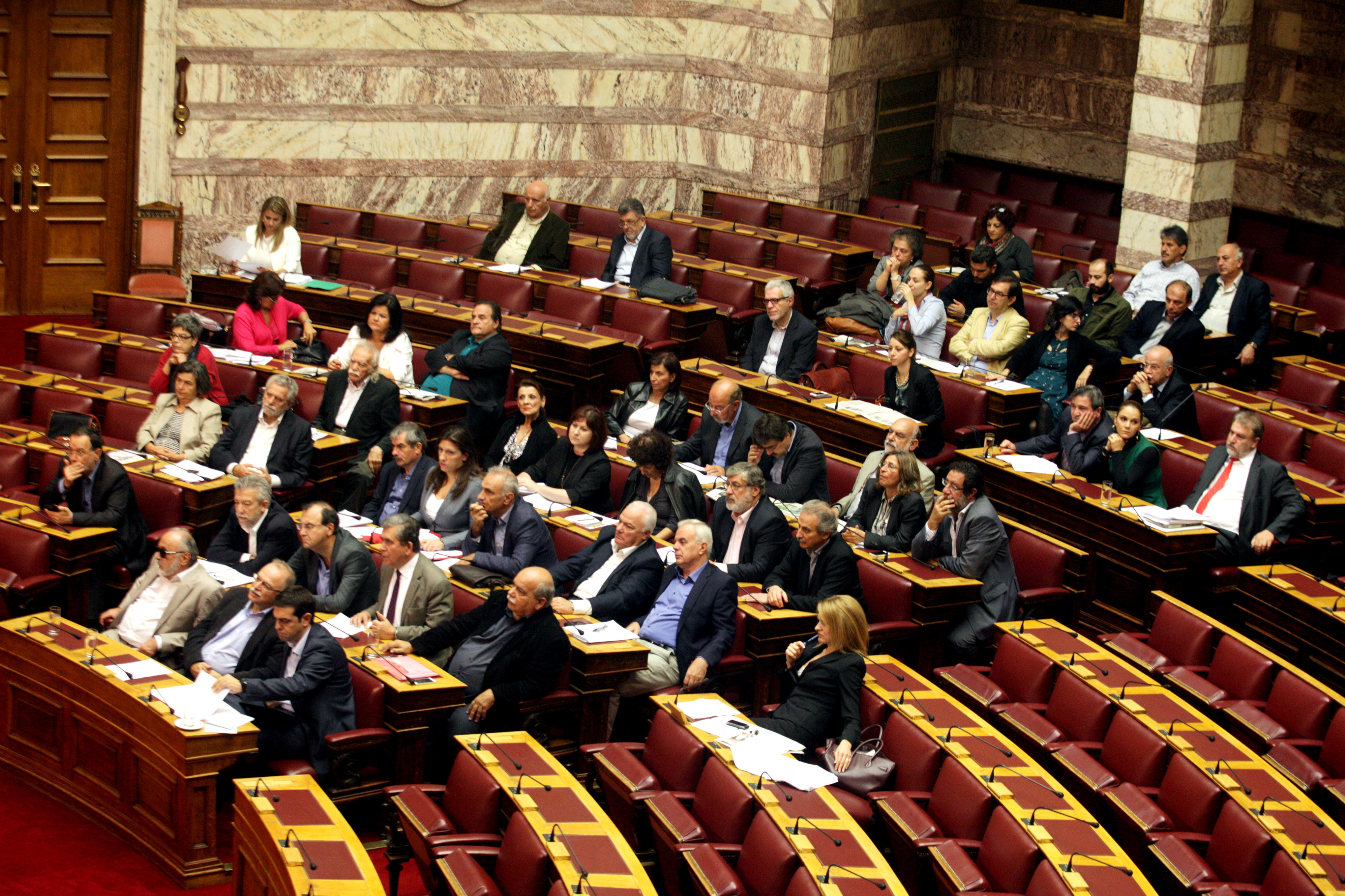 Tα βρίσκουν κυβέρνηση – ΣΥΡΙΖΑ για τη Χρυσή Αυγή έστω και με αστερίσκους