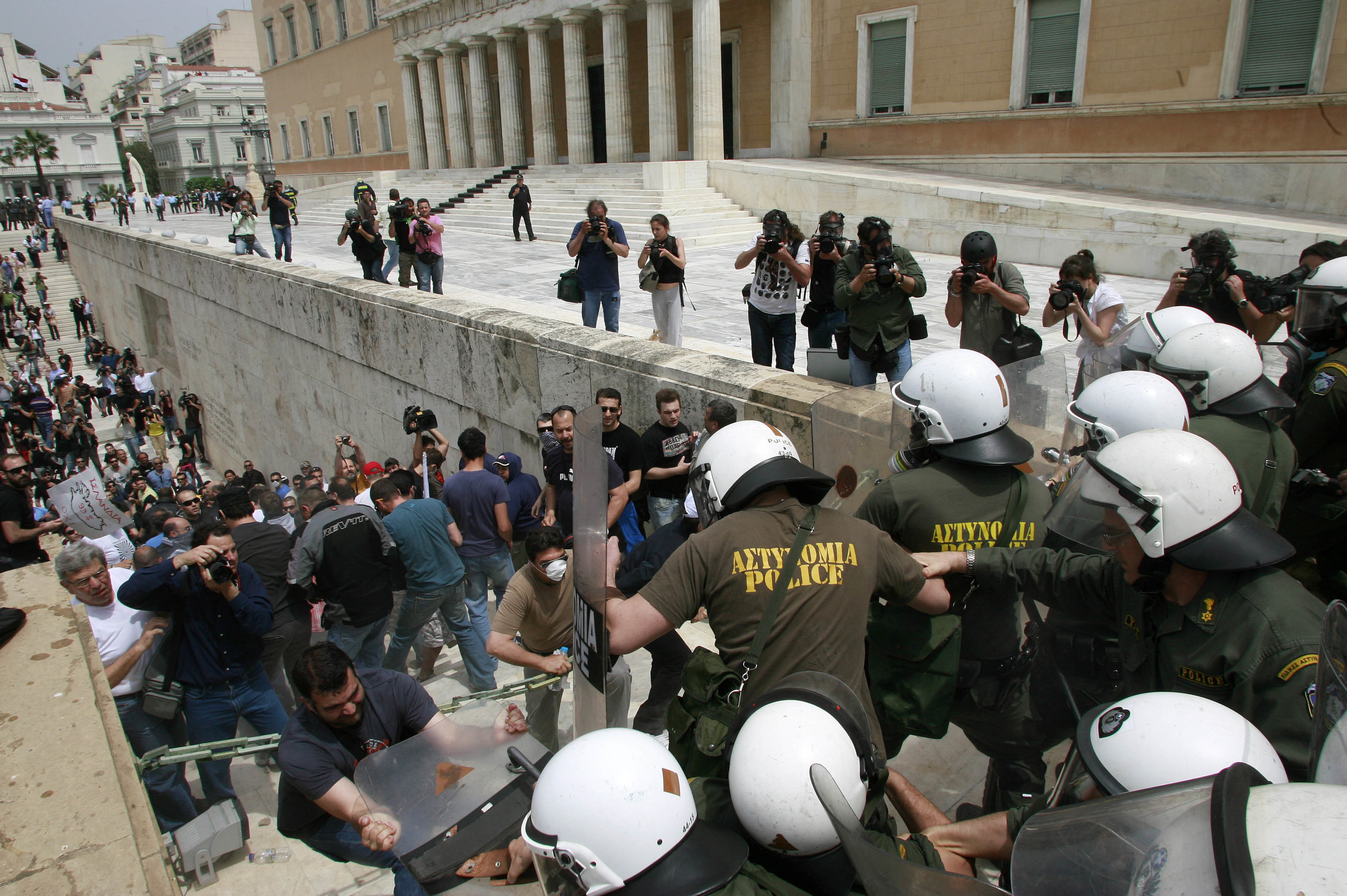 Απρόκλητη επίθεση των ΜΑΤ σε δημοσιογράφο του NewsIt