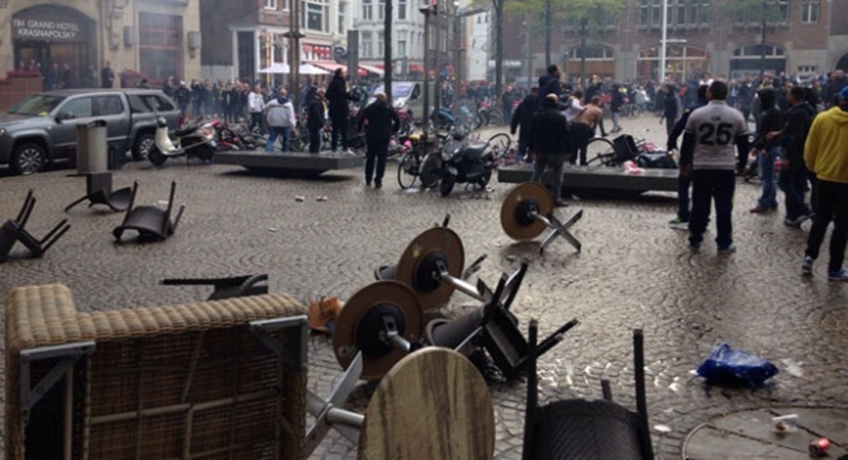 Άγριες συμπλοκές μεταξύ Αστυνομίας και Τούρκων οπαδών στο Άμστερνταμ (VIDEO)