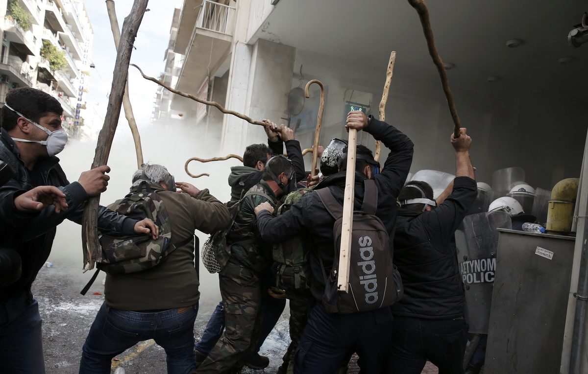 Επεισόδια αγροτών: Η οργή των αγροτών σε απίστευτες φωτογραφίες